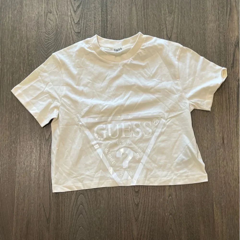 NWOT Guess Light Beige Short Sleeve Crop Top Size M